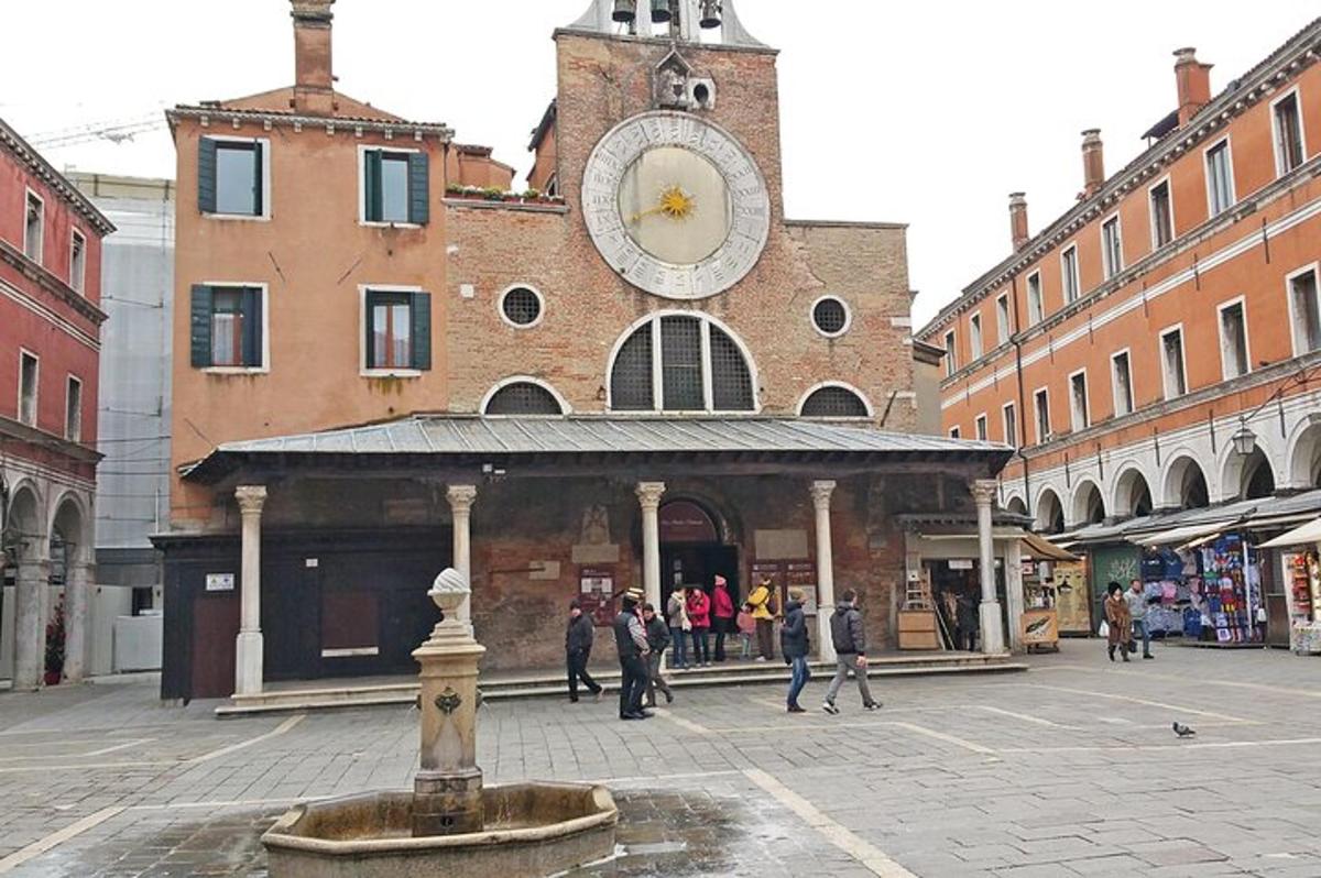 un edificio con un orologio su un lato