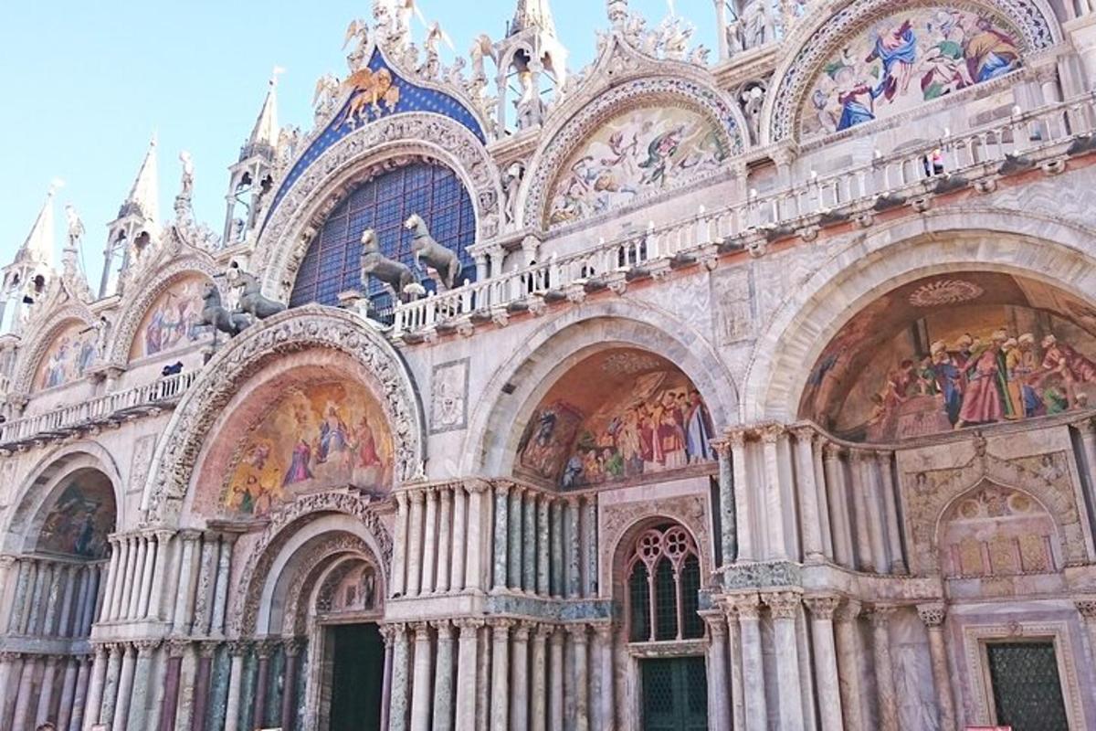 una grande cattedrale con dipinti sui lati
