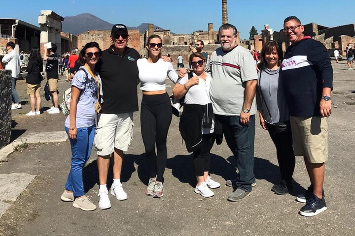 un gruppo di persone che posano per una foto
