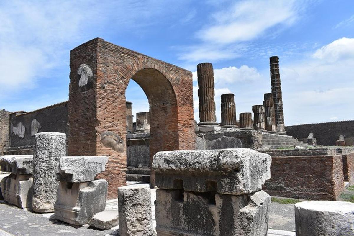 un vecchio edificio in mattoni con un arco e alcune rovine