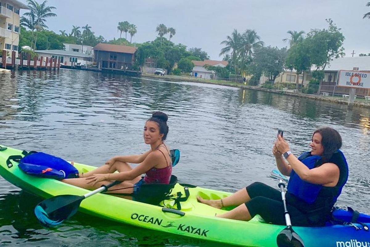 zwei Frauen sitzen auf einem Kajak im Wasser