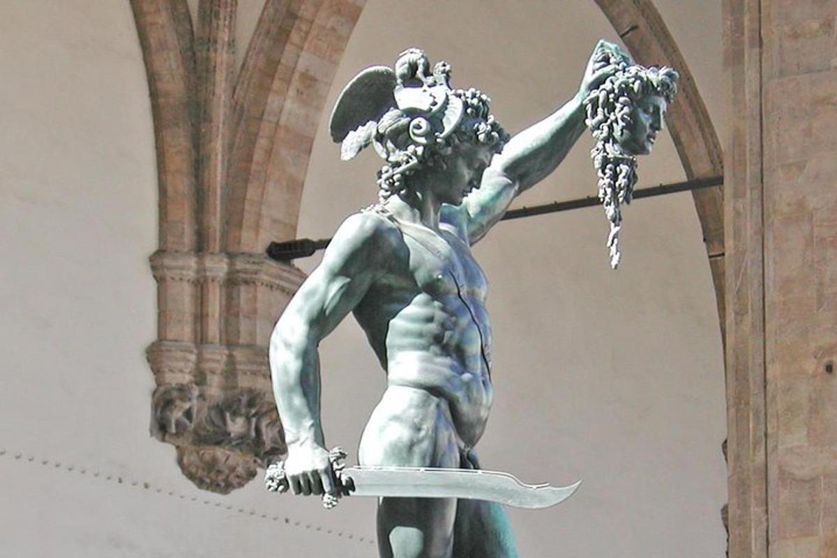 uma estátua de um homem segurando um utensílio