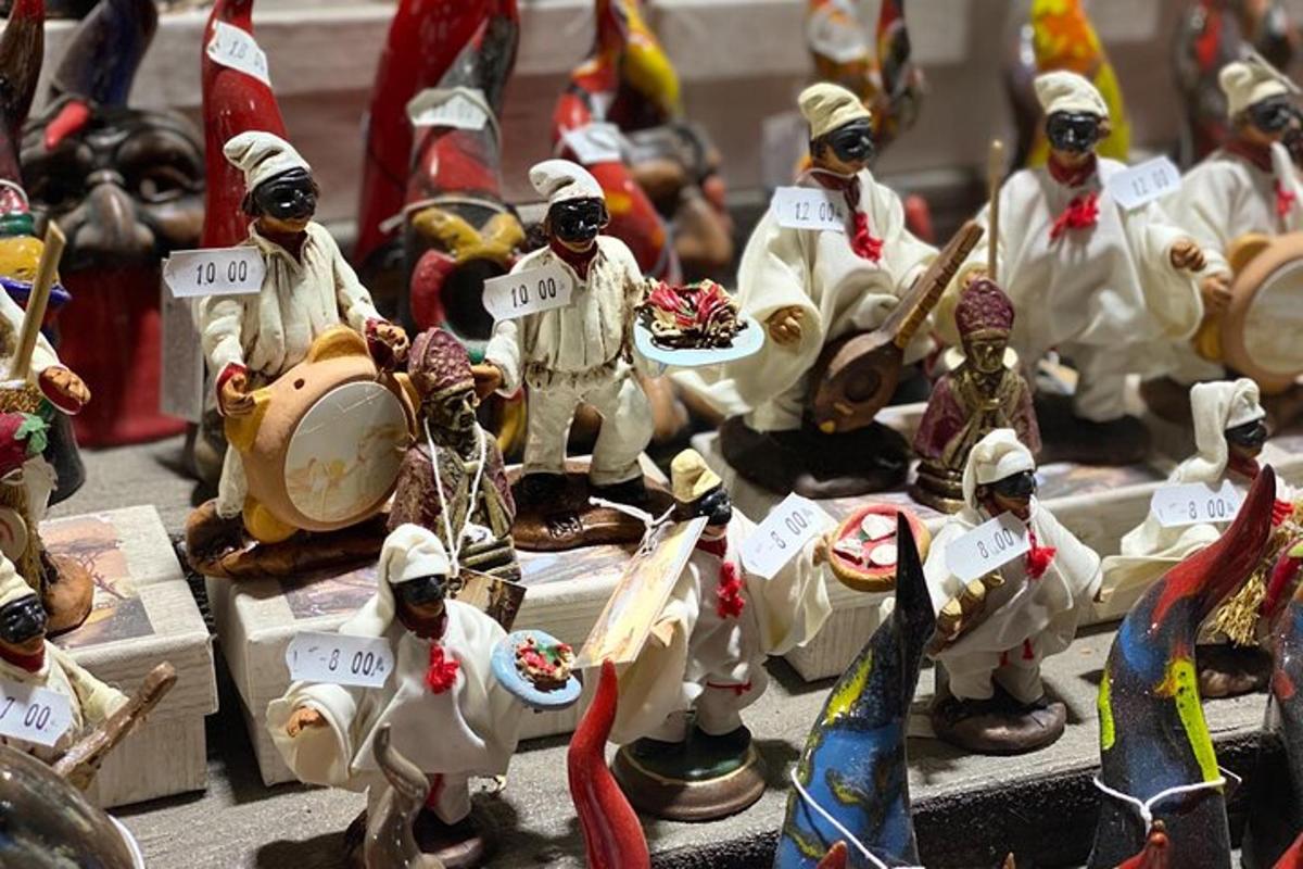 um grupo de estatuetas de natal em uma mesa
