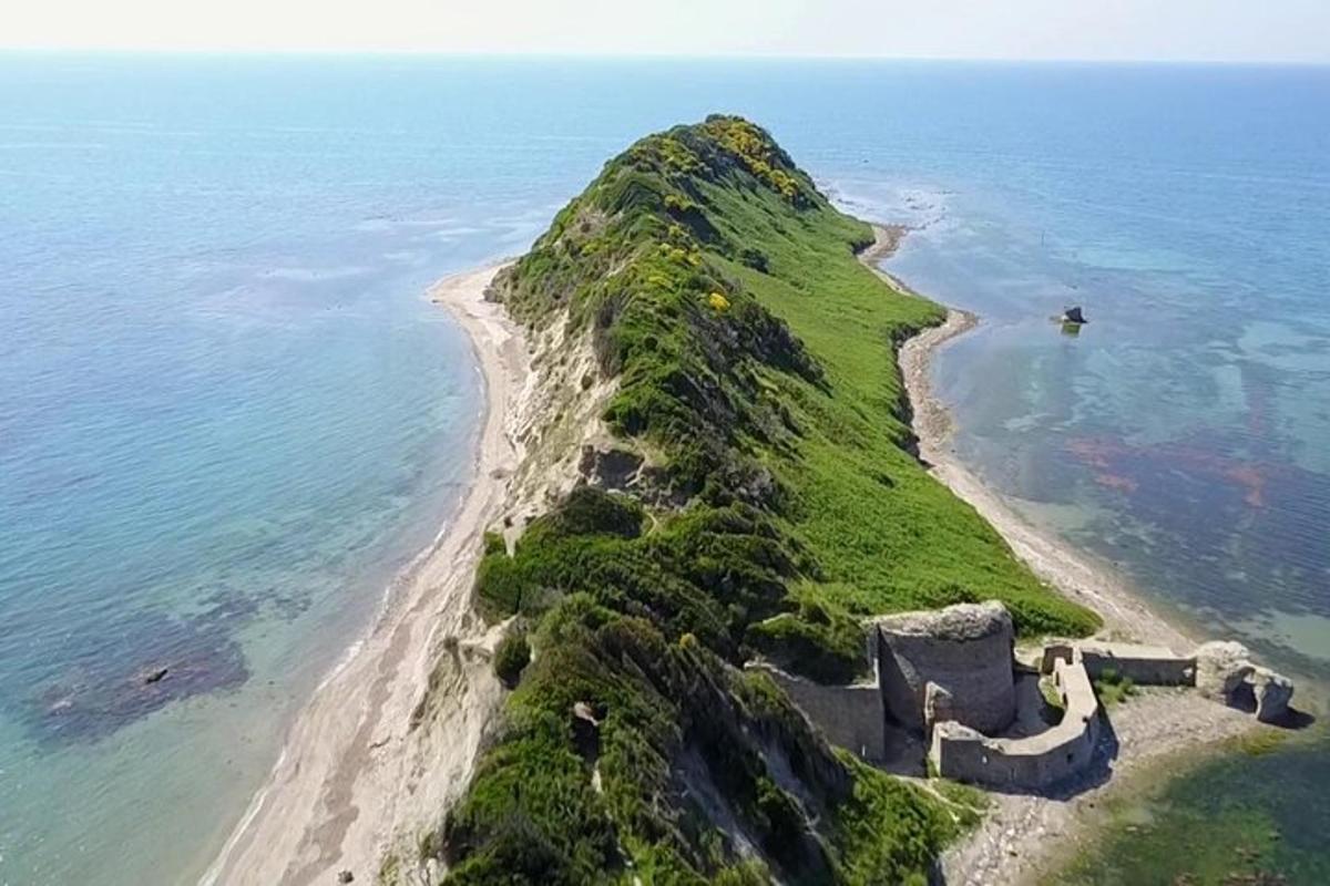 水域に隣接する海中の島
