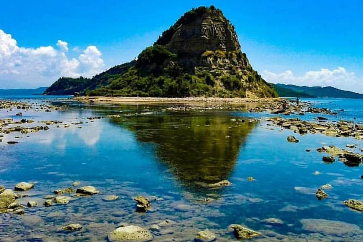 海に浮かぶ小さな島とその水面の反射