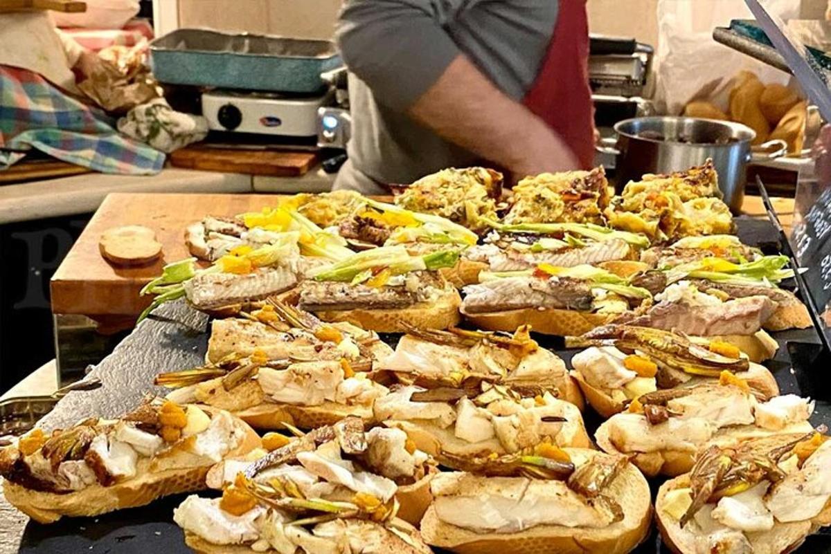 een hoop eten op een tafel in een keuken