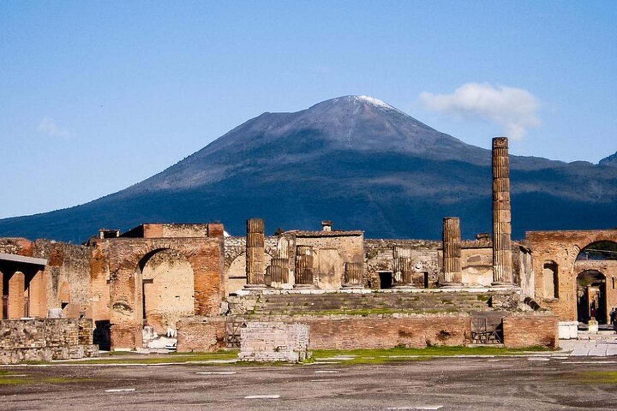 un antico edificio con una montagna sullo sfondo