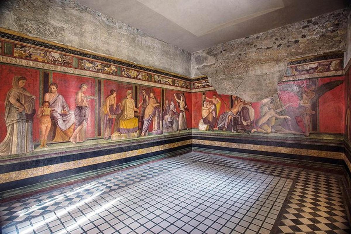 una stanza con dipinti sulle pareti di un edificio