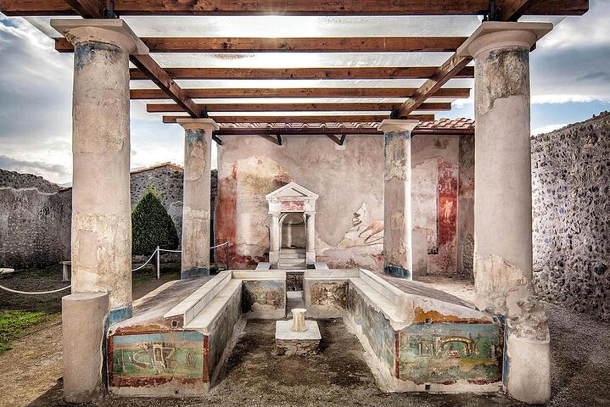 un vecchio edificio con colonne