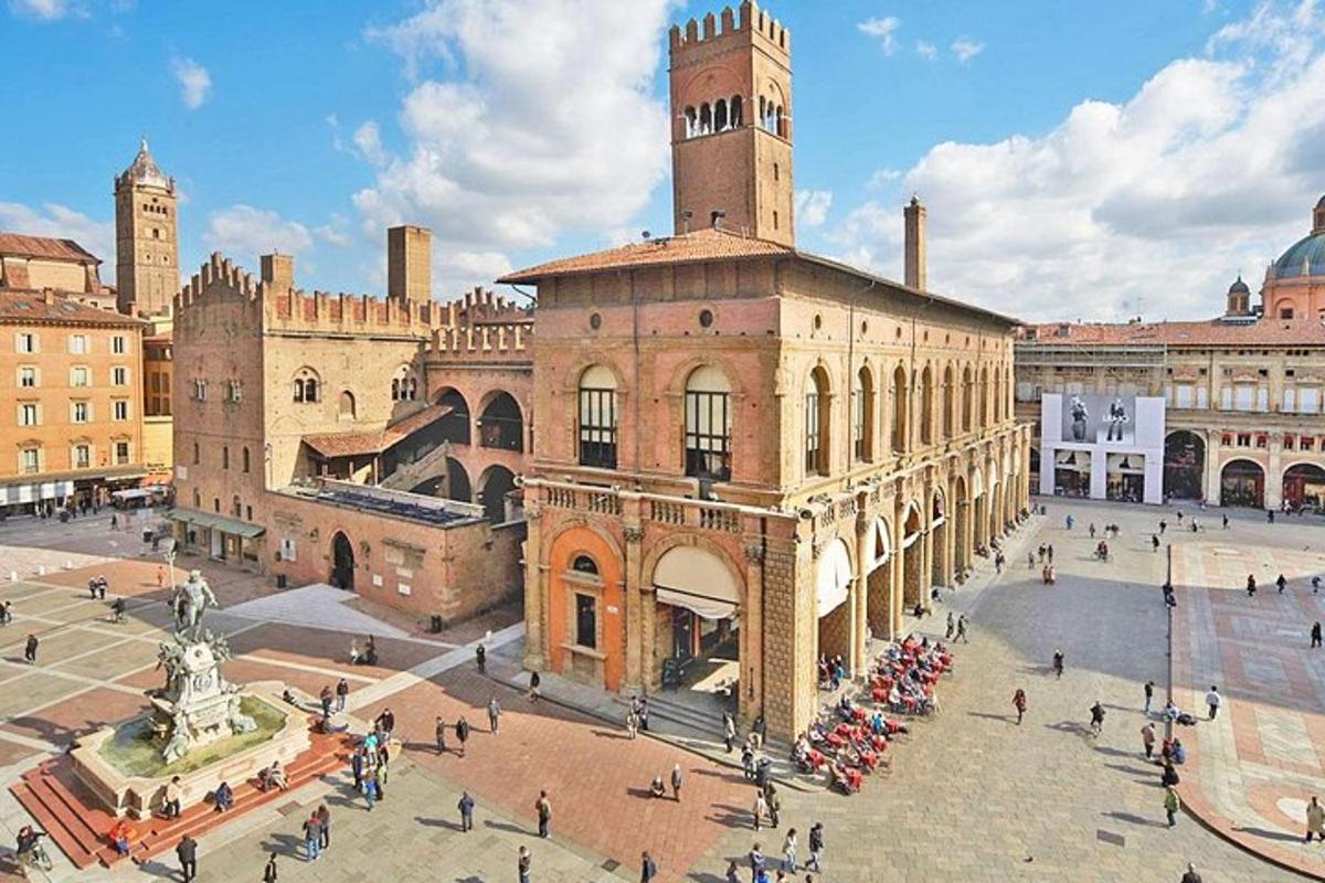 um grande edifício com uma torre de relógio em uma cidade