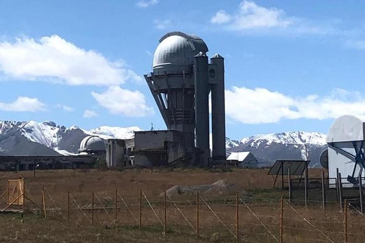 hoone, mille taustal on observatoorium ja lumised mäed