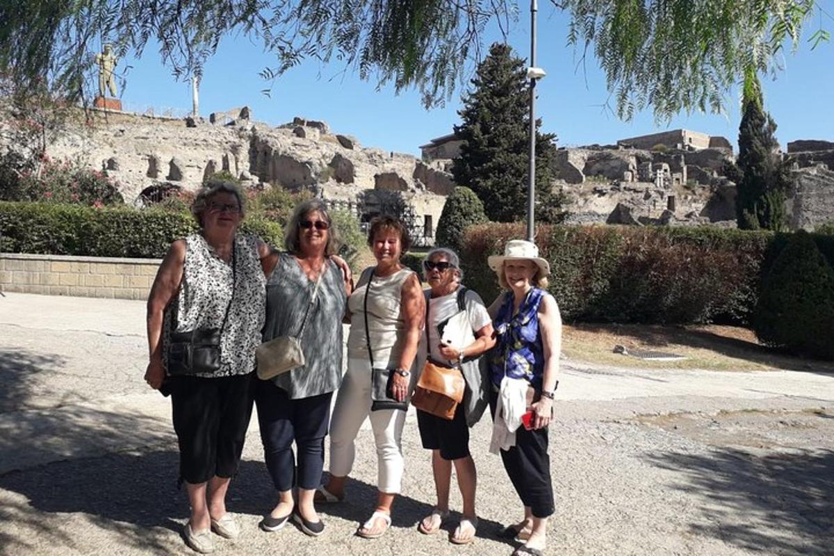 un gruppo di donne in posa per una foto davanti all'acropoli
