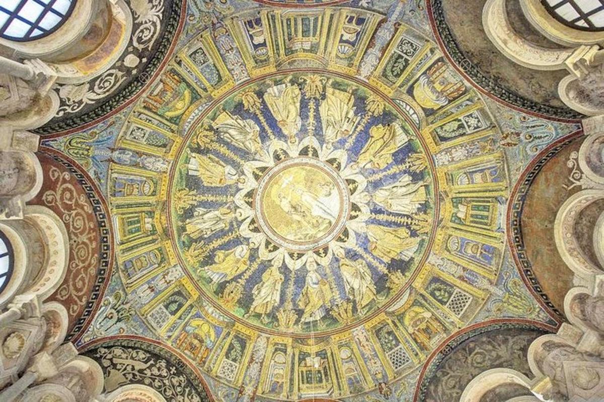 un soffitto di un edificio con un orologio sopra