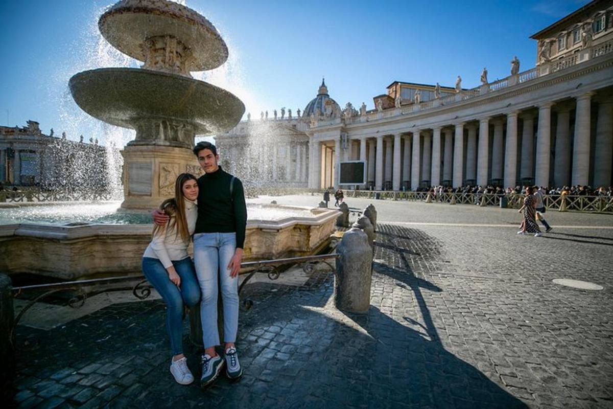 un uomo e una donna in posa davanti a una fontana