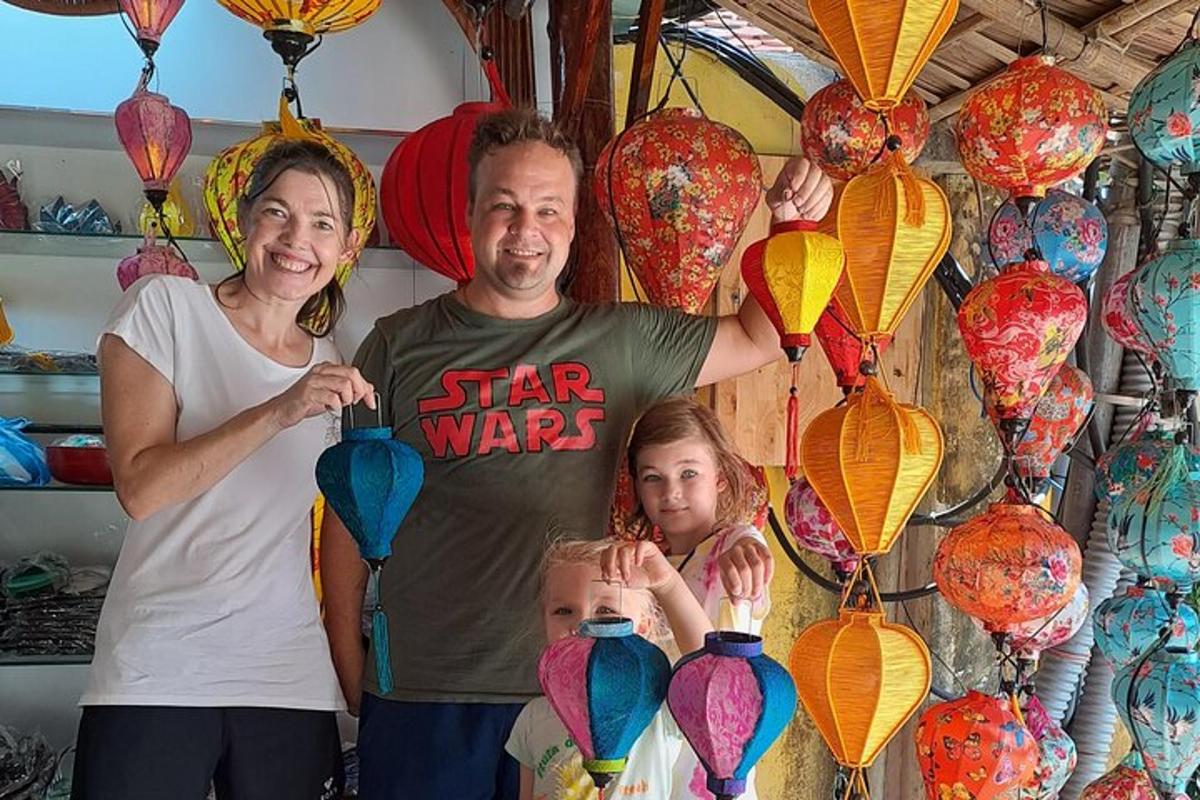 גבר ואישה מחזיקים פנסי נייר