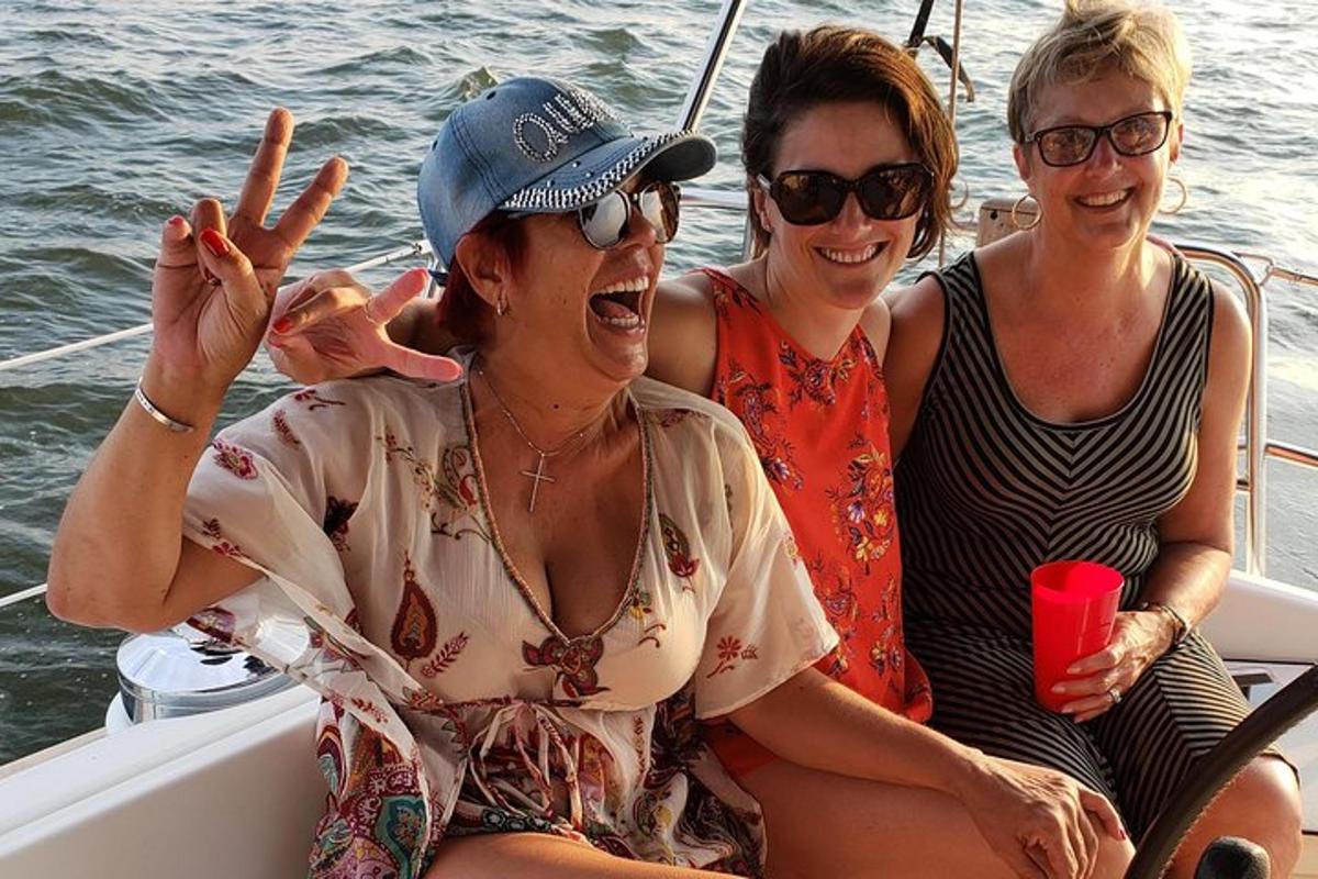 un grup de tres dones assegudes en un vaixell