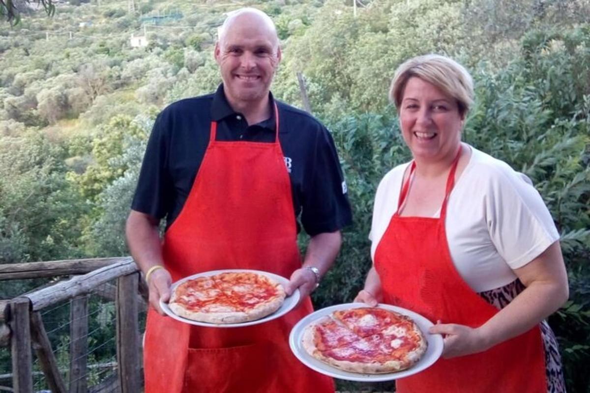 muž a žena držící dvě pizzy