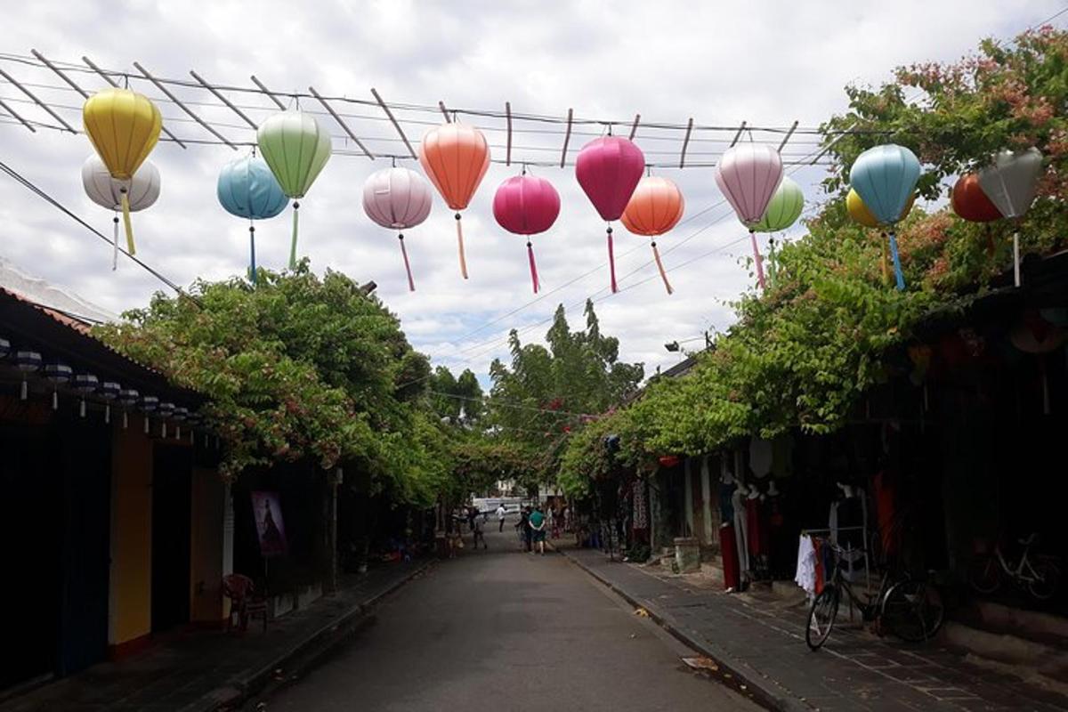 una fila di palloncini colorati sospesi su una strada