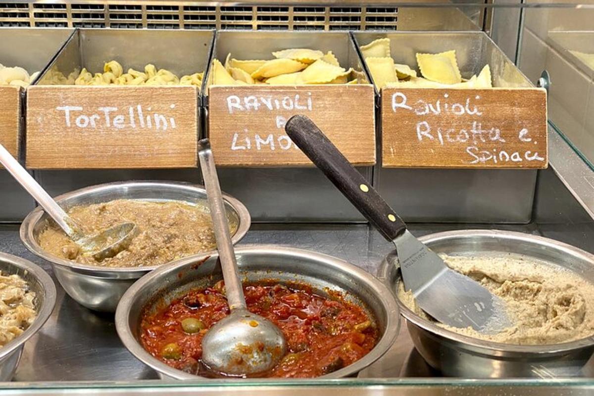 isang kusina na may maraming mangkok ng pagkain at kutsara