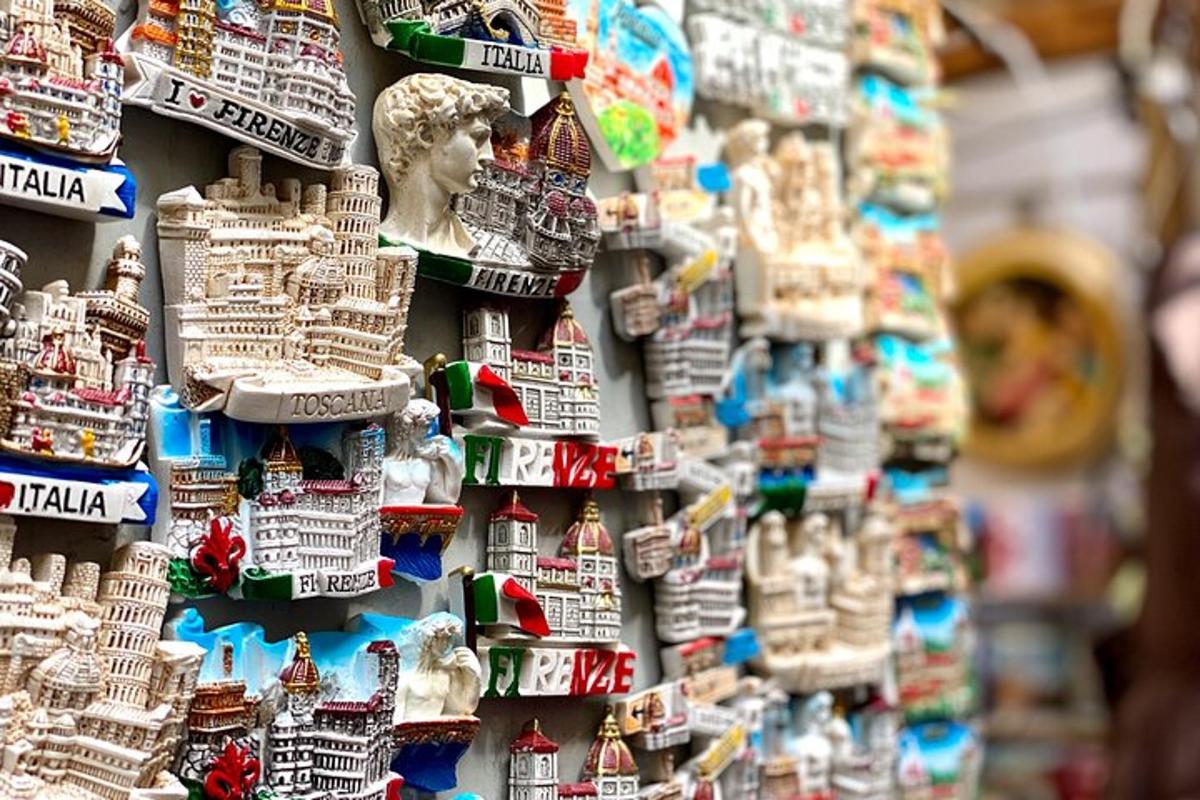 egy fal tele Lego Szabadság-szobor modellekkel