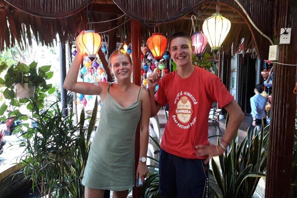 ein Mann und eine Frau posieren für ein Foto