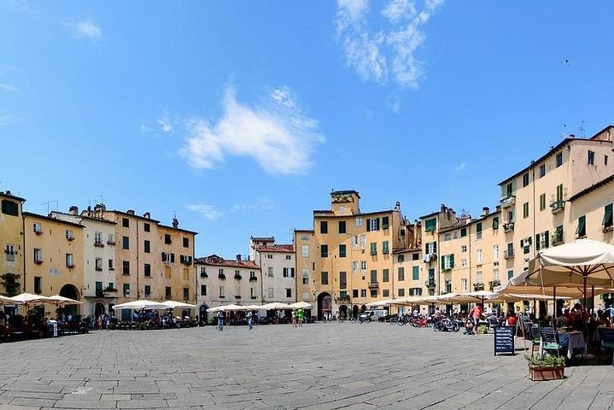una plaça de la ciutat amb edificis i gent passejant