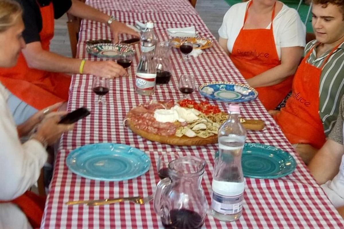 un gruppo di persone sedute attorno a un tavolo con del cibo