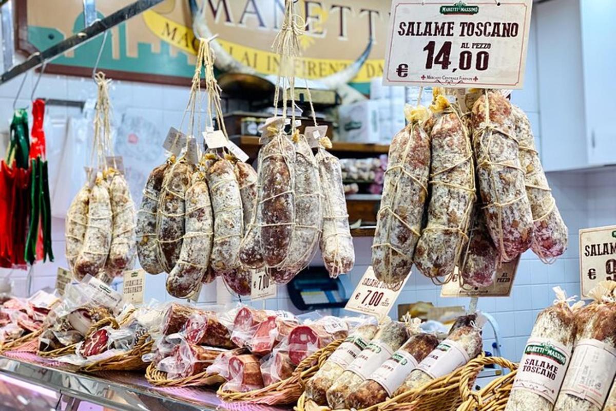 egy piac, ahol húsokat és egyéb élelmiszereket árulnak