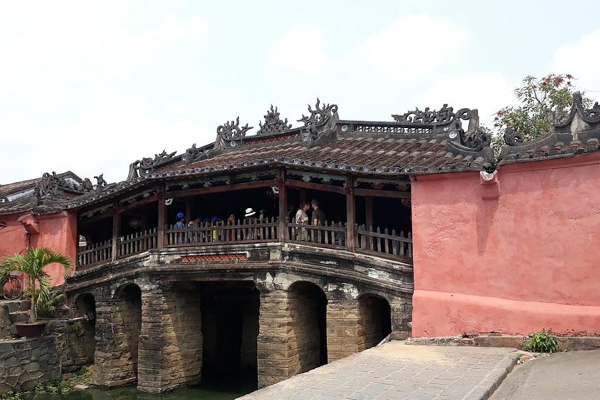 带有阳台的建筑物，上面有人