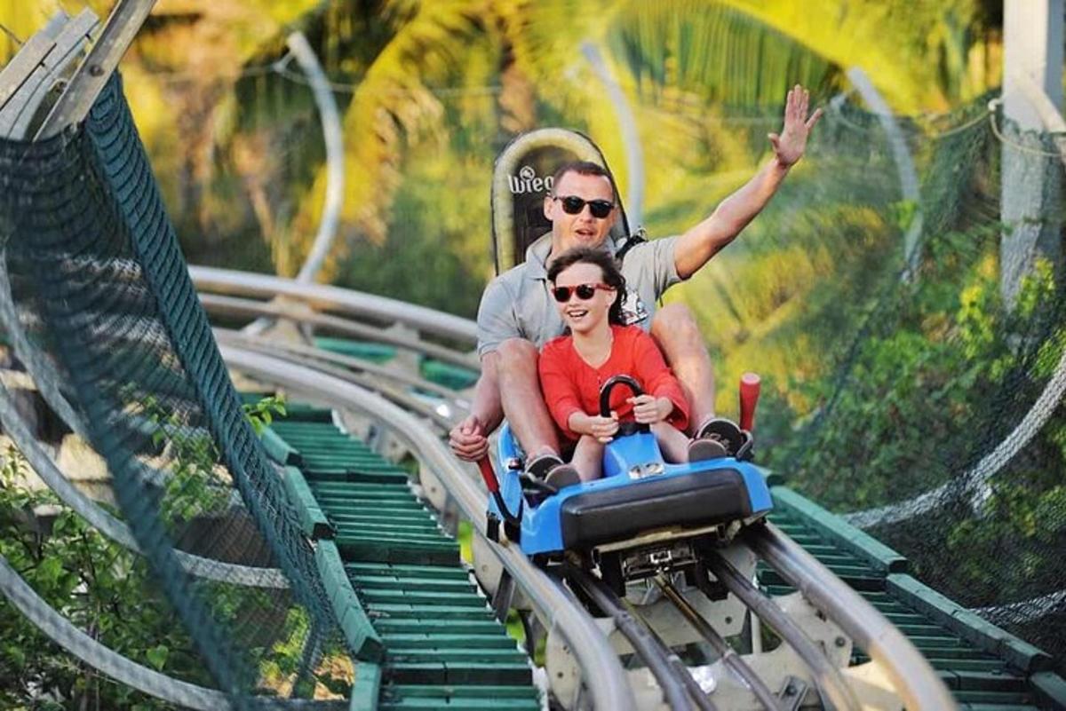 seorang lelaki dan seorang wanita menaiki roller coaster