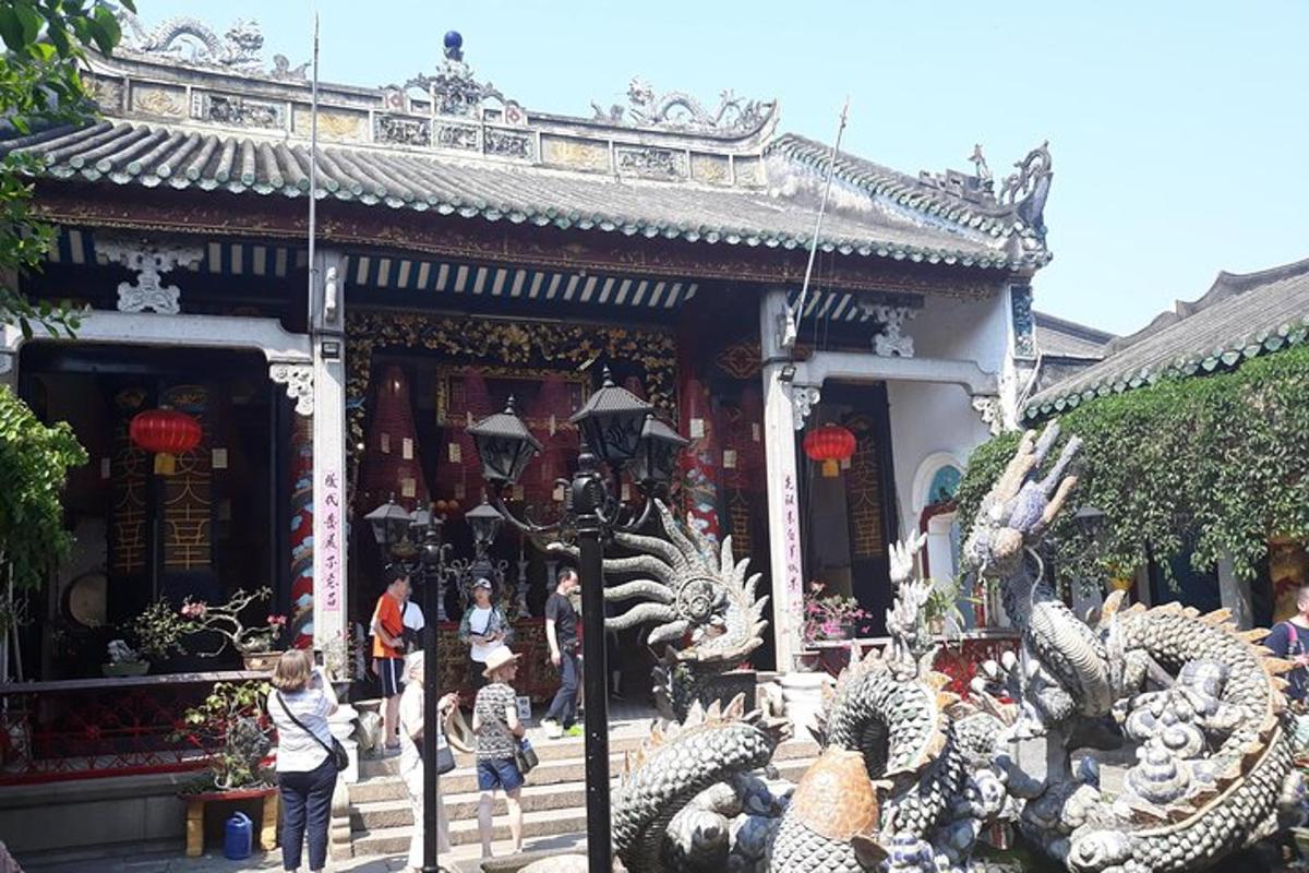 一群人站在寺庙前