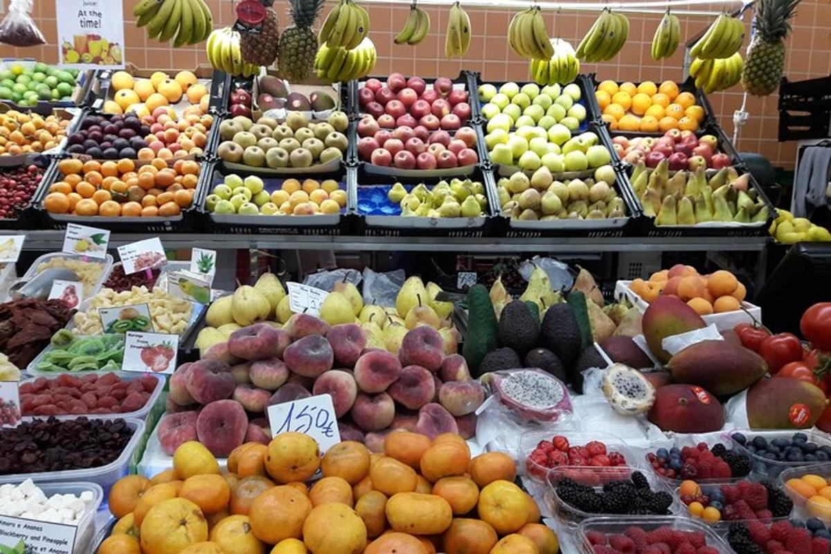 μια έκθεση φρούτων και λαχανικών σε μια αγορά