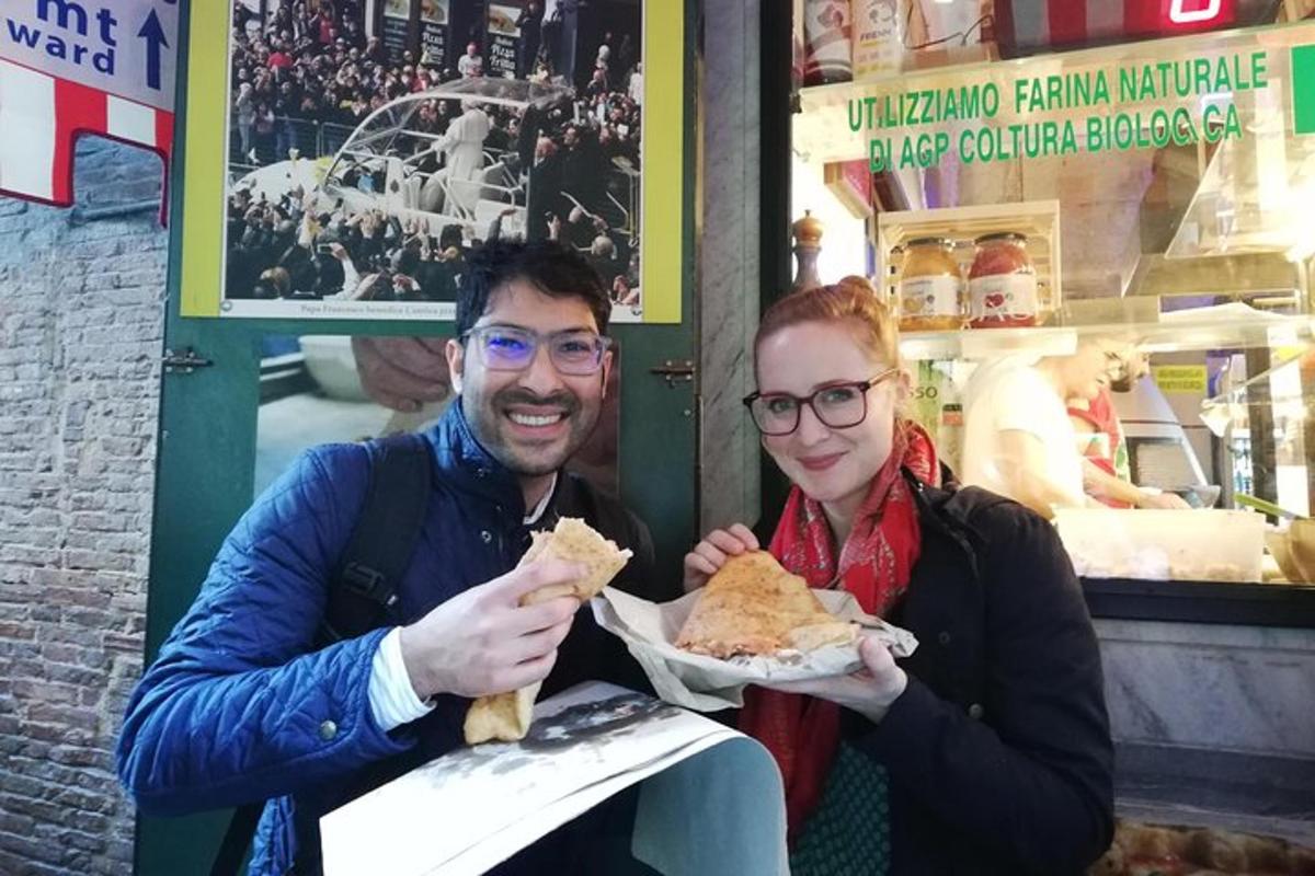 Un hombre y una mujer sosteniendo un plato de comida