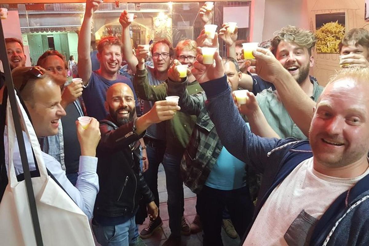 grupp inimesi, kes hoiavad oma jooke üleval