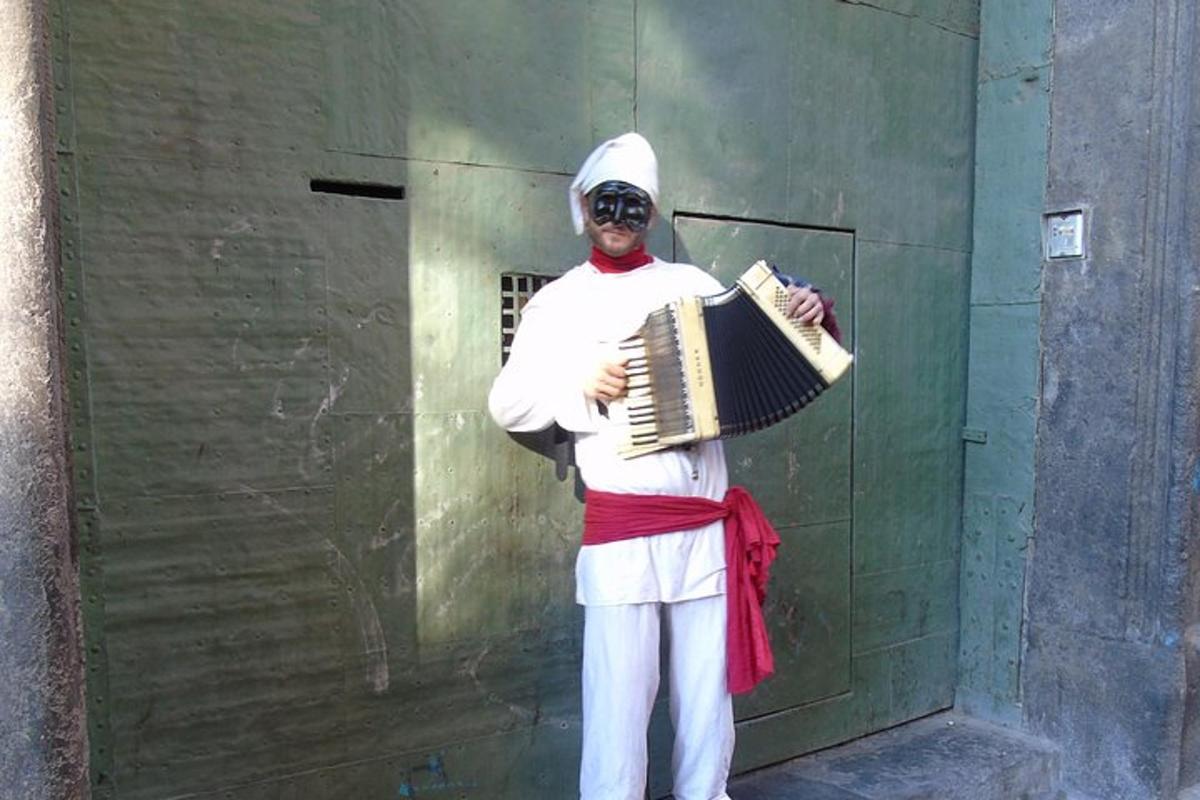 um homem vestido de freira tocando acordeão