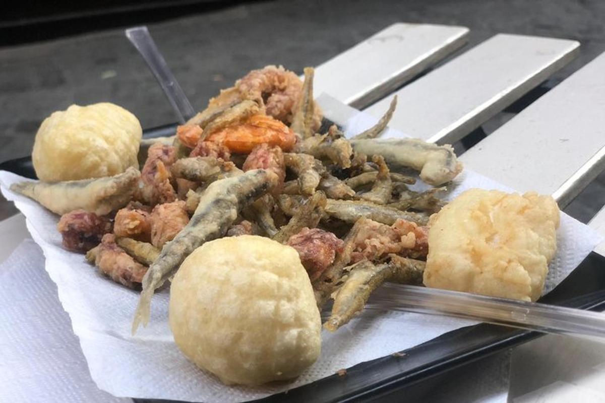 Una bandeja de comida con un montón de comida encima