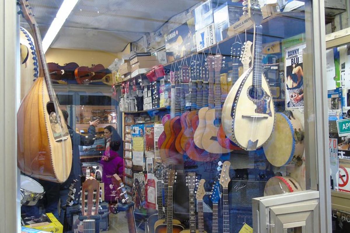 uma loja com uma vitrine de uma loja de guitarras