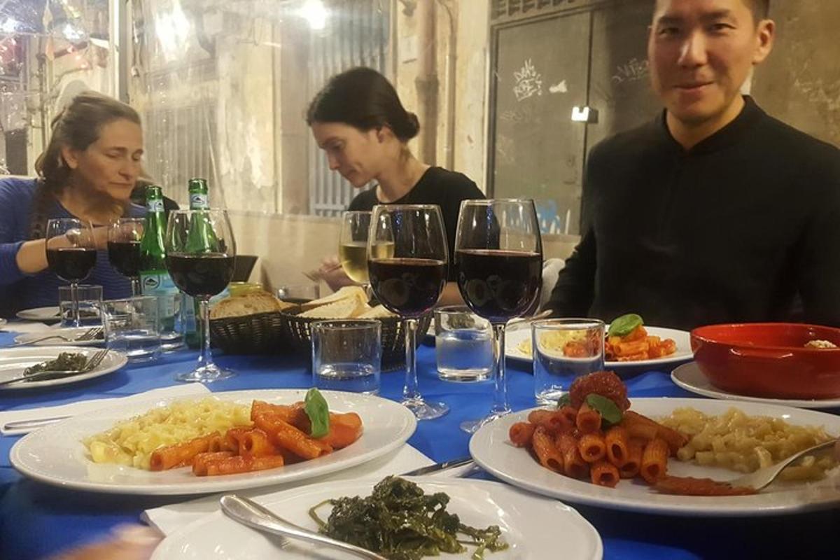 un grupo de personas sentadas en una mesa con platos de comida