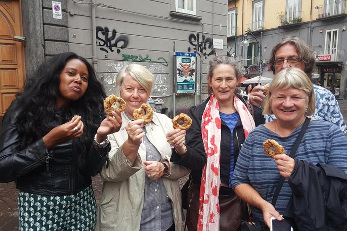 Un grupo de personas mayores sosteniendo donas