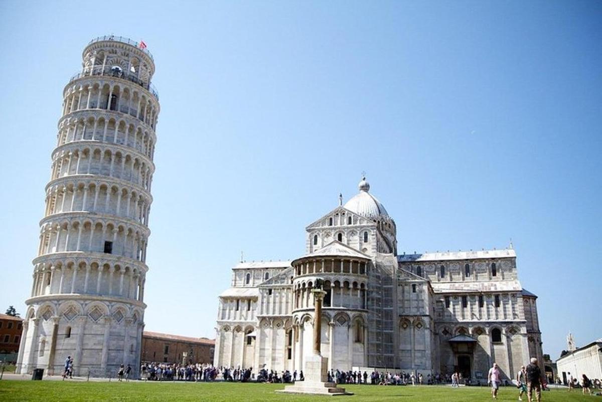 un edificio con la torre pendente di Pisa