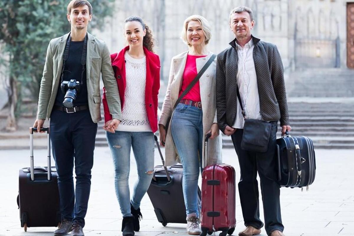 un gruppo di tre persone che camminano con i loro bagagli