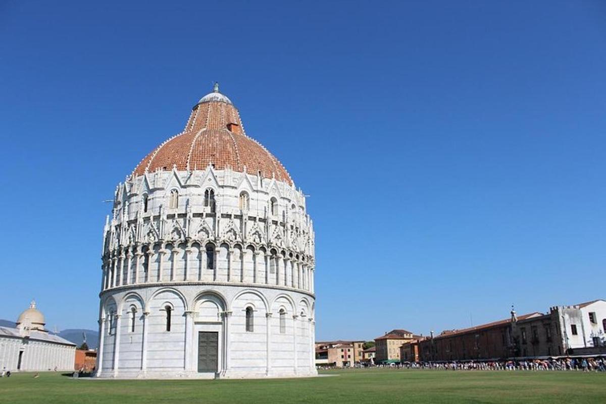 una foto della torre pendente di Pisa