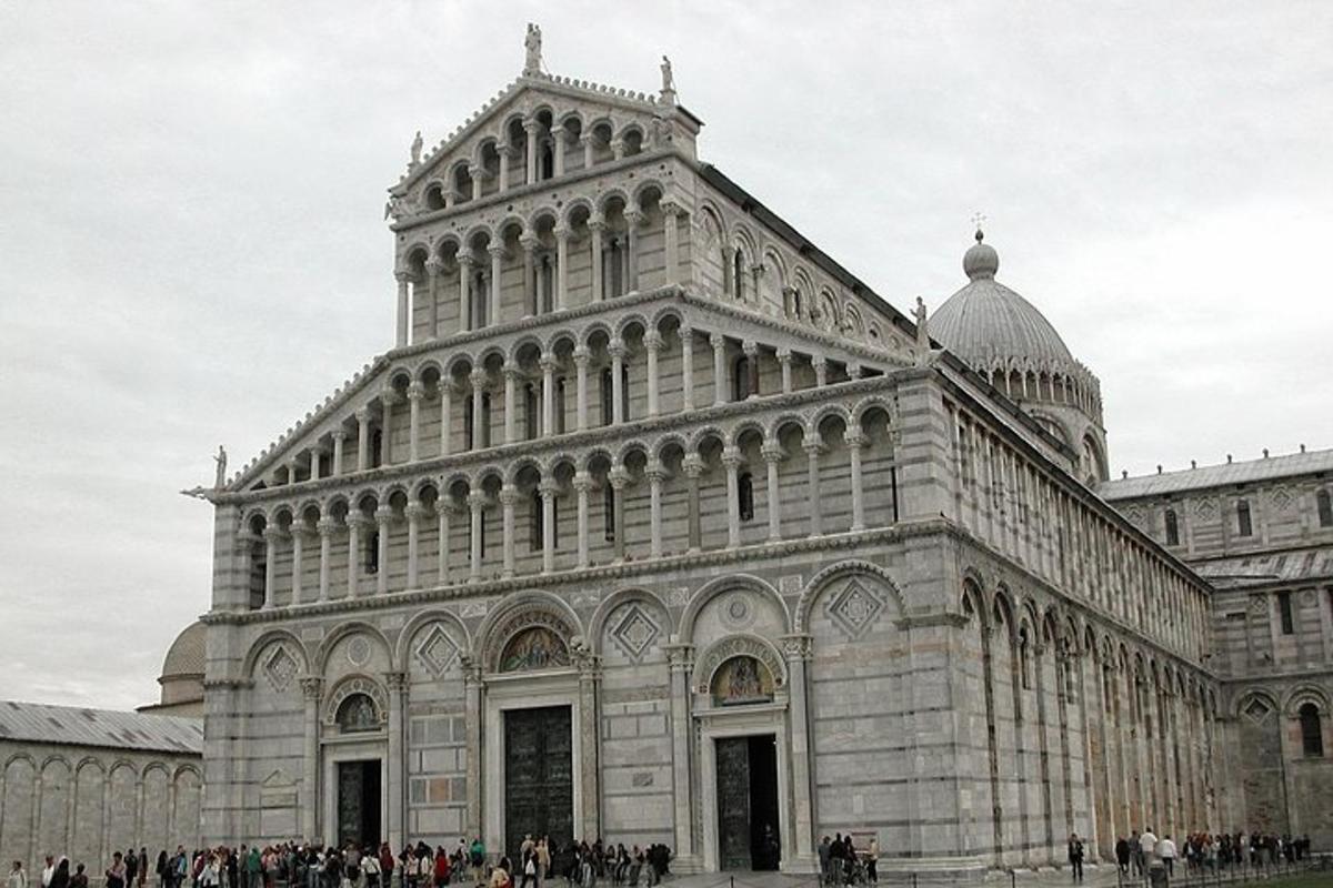 un grande edificio con persone in piedi di fronte