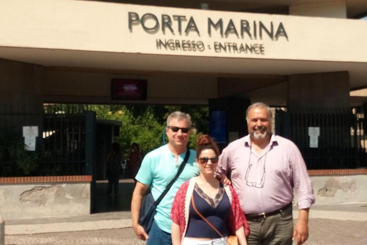 un gruppo di persone in piedi davanti a un edificio