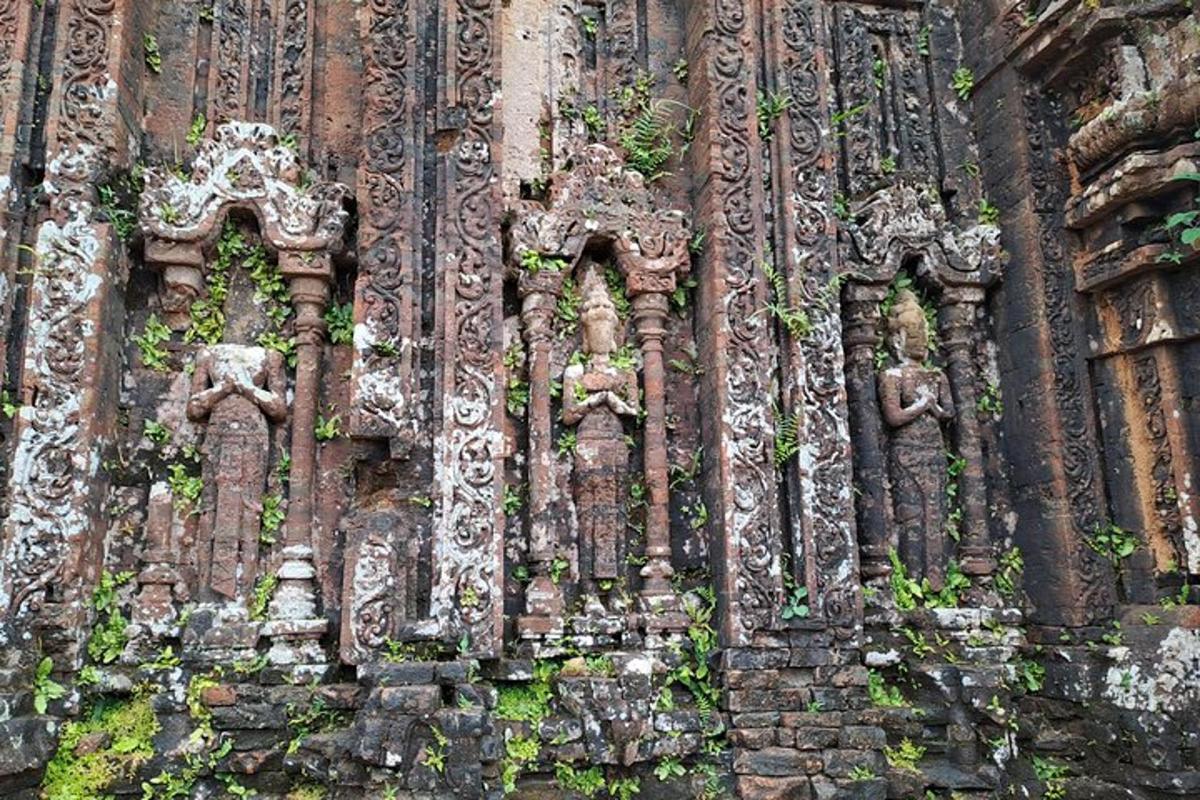 dinding batu dengan sekelompok patung di atasnya