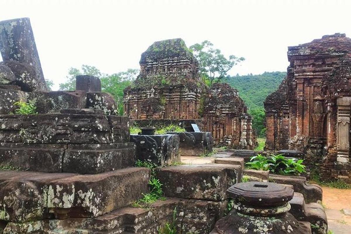 sekelompok kuil batu di sebuah lapangan