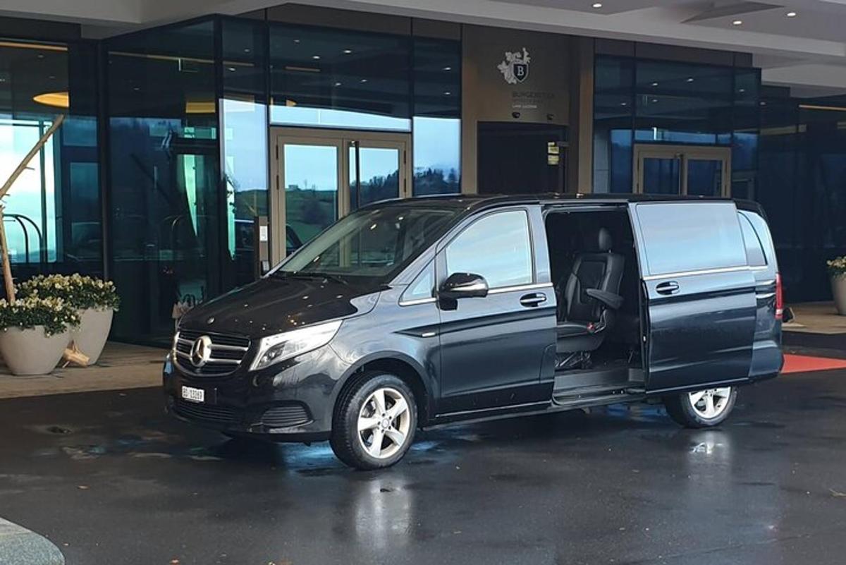 Una camioneta blanca y negra estacionada frente a un edificio