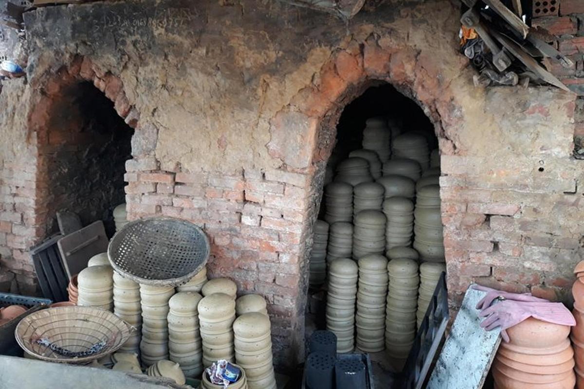 Dos arcos en una pared de ladrillo con cerámica.