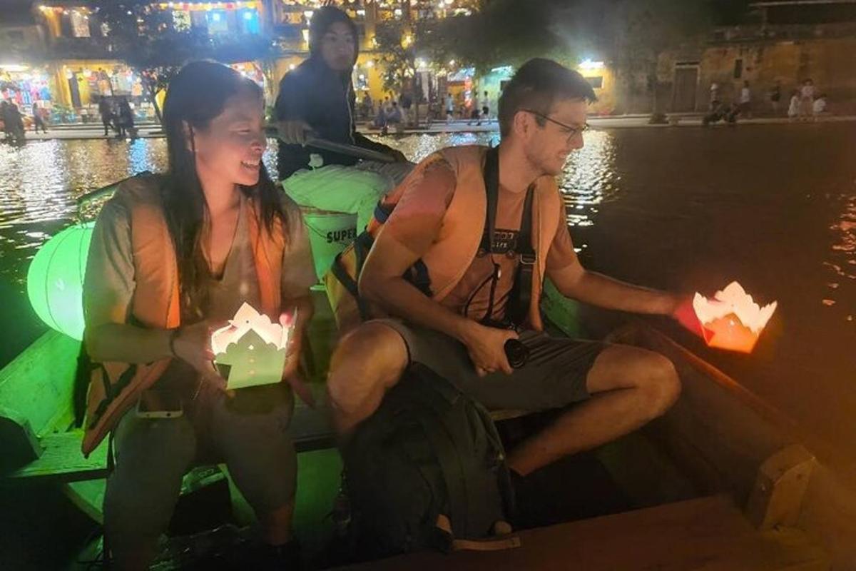 egy férfi és egy nő ül egy csónakban a vízben