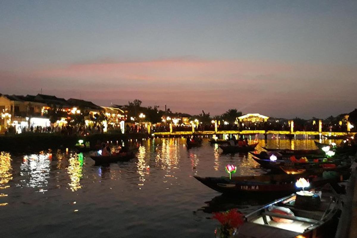 một nhóm thuyền trên mặt nước vào ban đêm